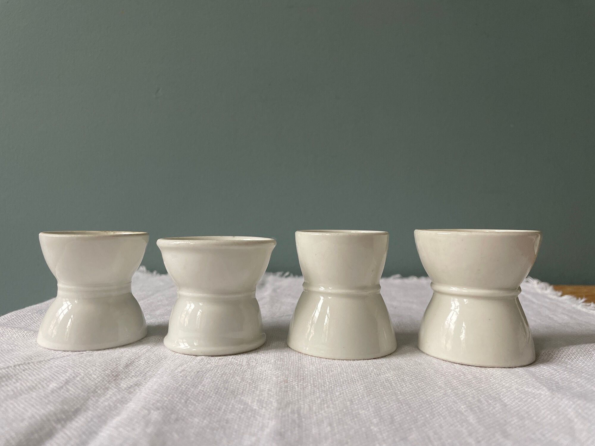 Set of 4 white porcelain diabolo shells
