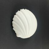 Ensemble de 4 appliques murales en verre opalin en forme de coquillage de Limburg, Allemagne, années 1970.