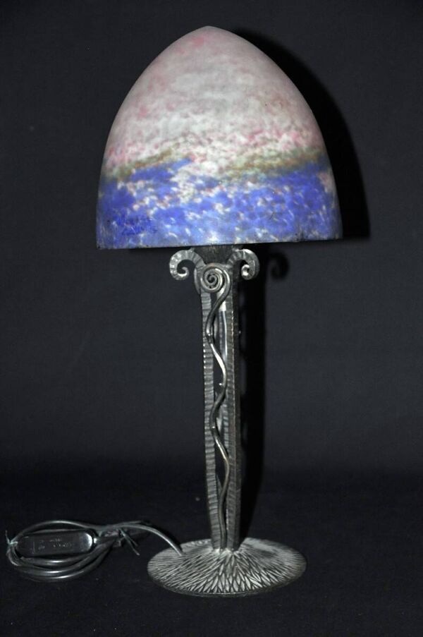 Lampe signée Muller Frères en pâte de verre et fer forgé, vers 1925