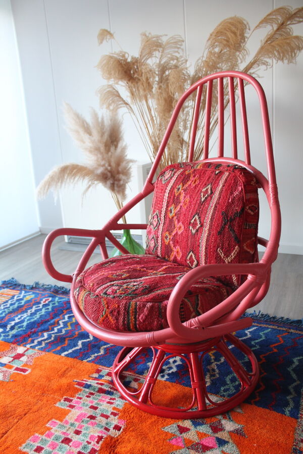 Fauteuil vintage années 70 restauré avec coussins marocains sur mesure, fauteuil rose et rouge