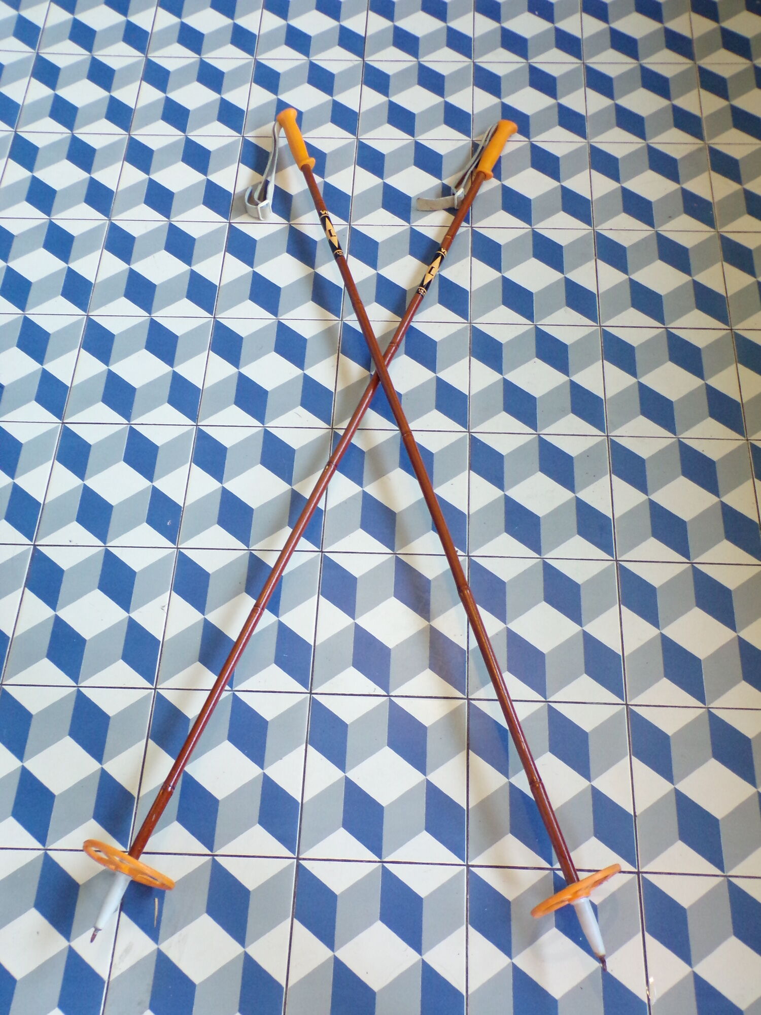 Paire de bâtons de skis vintage en roseau 141 cm