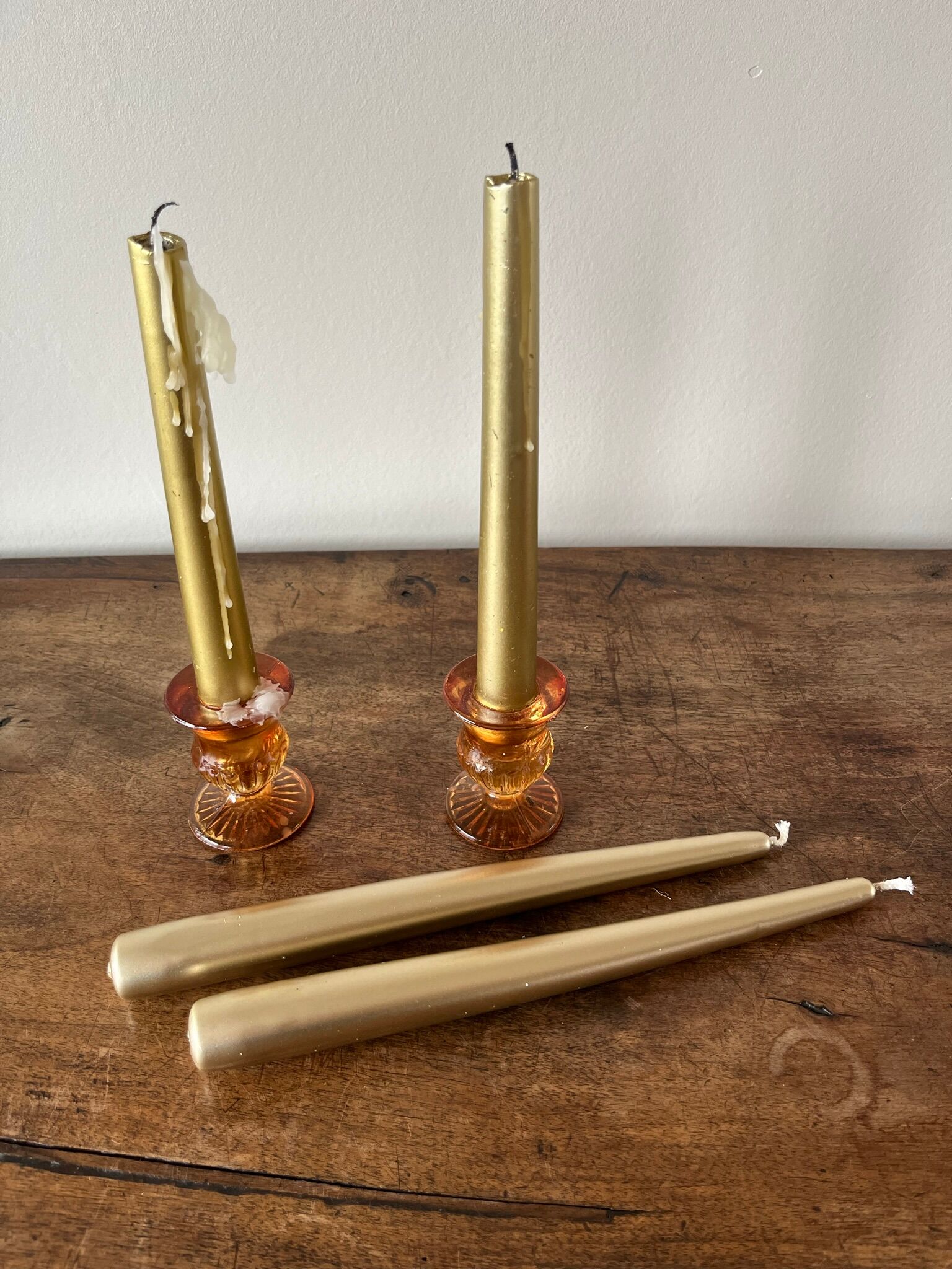 Set of 2 glass candle holders with candles