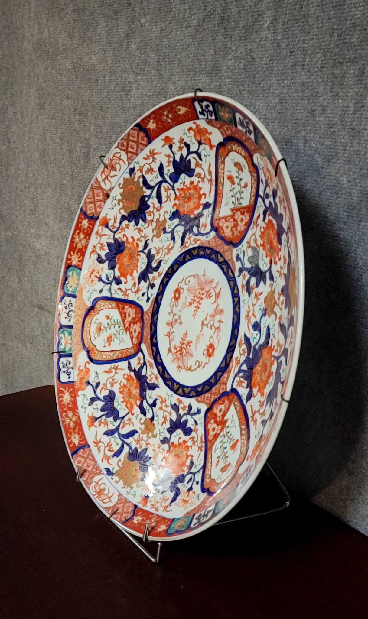 19th-century Asia: Important round porcelain dish decorated in the Imari style