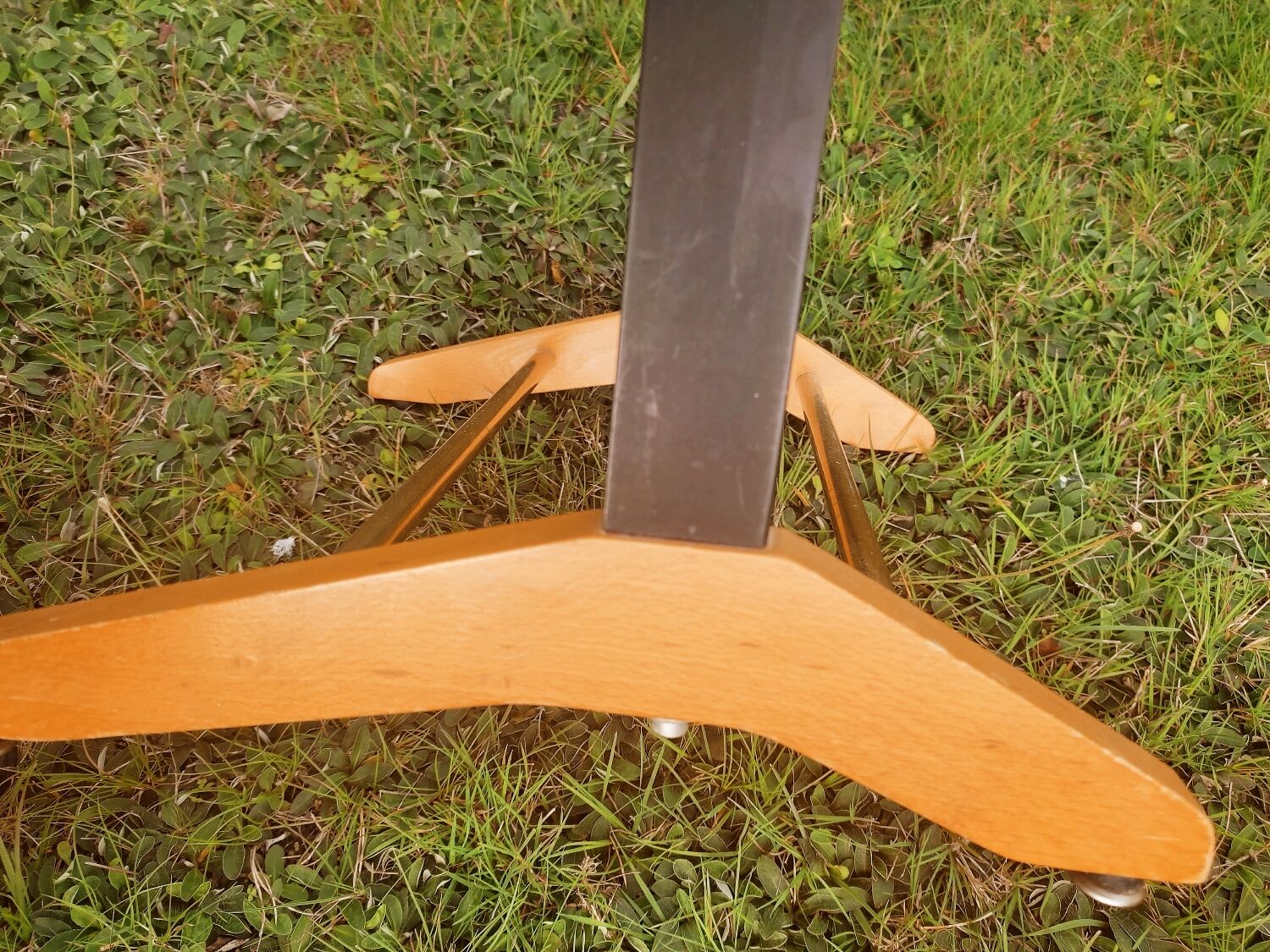 Night valet in beech and brass by Fratelli
