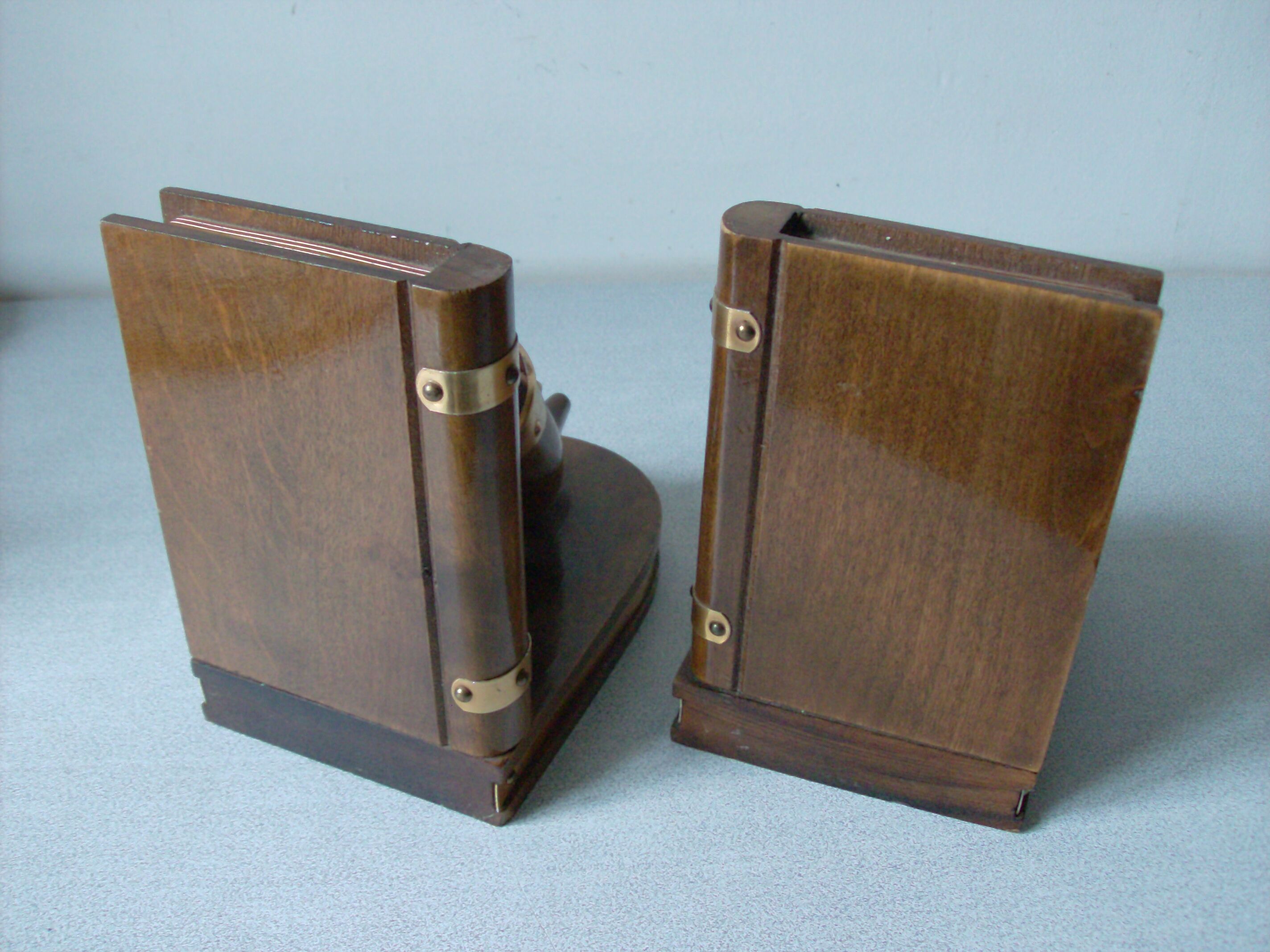 Paire de serre livres sabots en bois et laiton