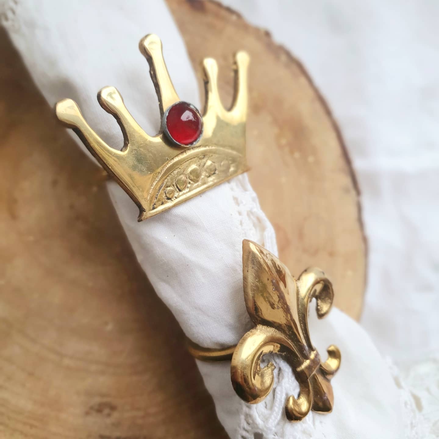 Bagues de serviettes couronne et fleur de lys