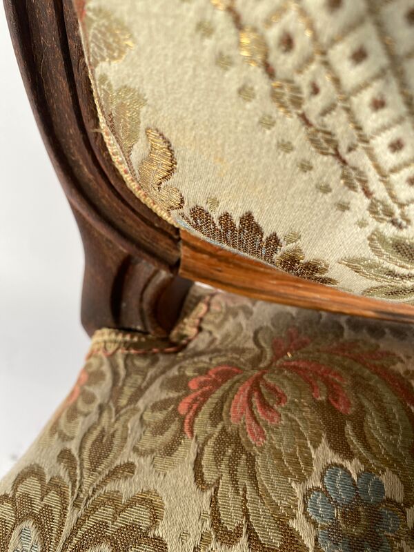 Salon de style Louis XV comprenant une paire de fauteuils et trois chaises