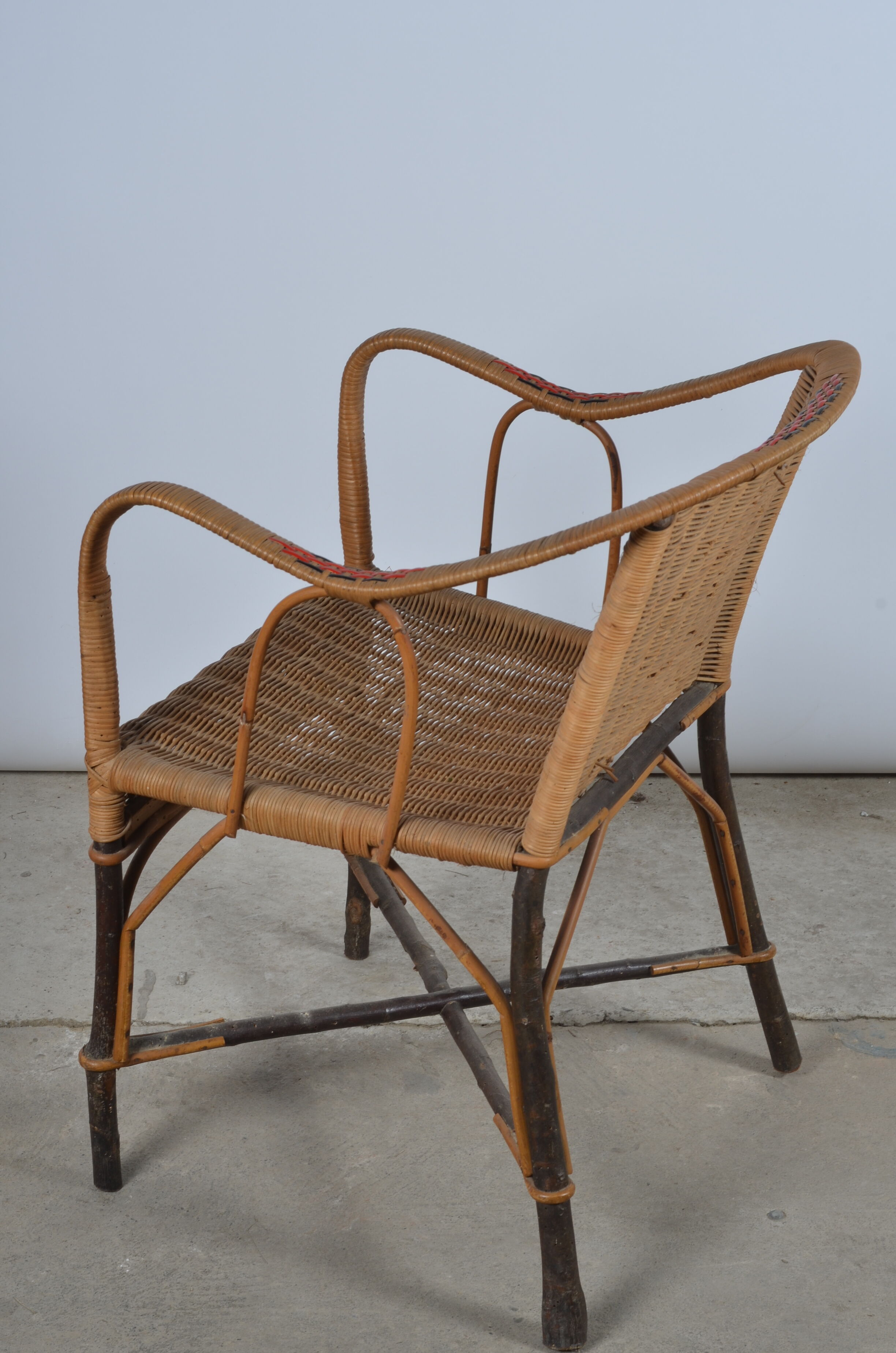 Rattan armchair and adult scoubidou