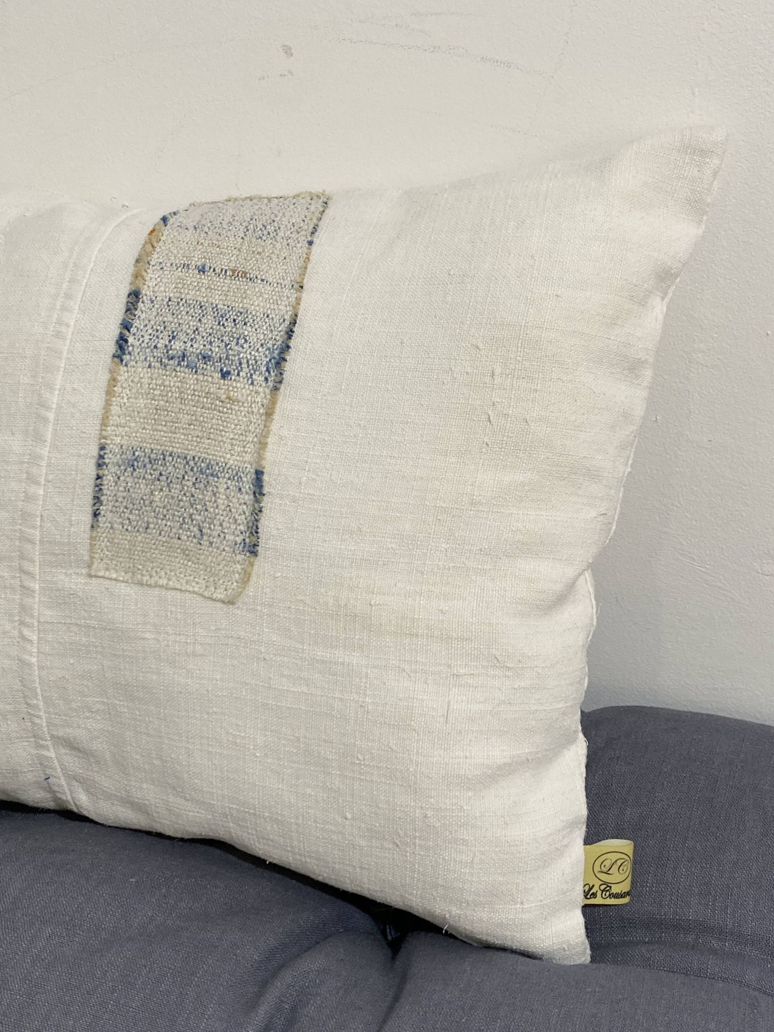 Coussin artisanal en toile ancienne style Kilim