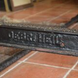Table industrielle en fonte et plateau en bois