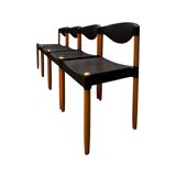 Quatre chaises en plastique