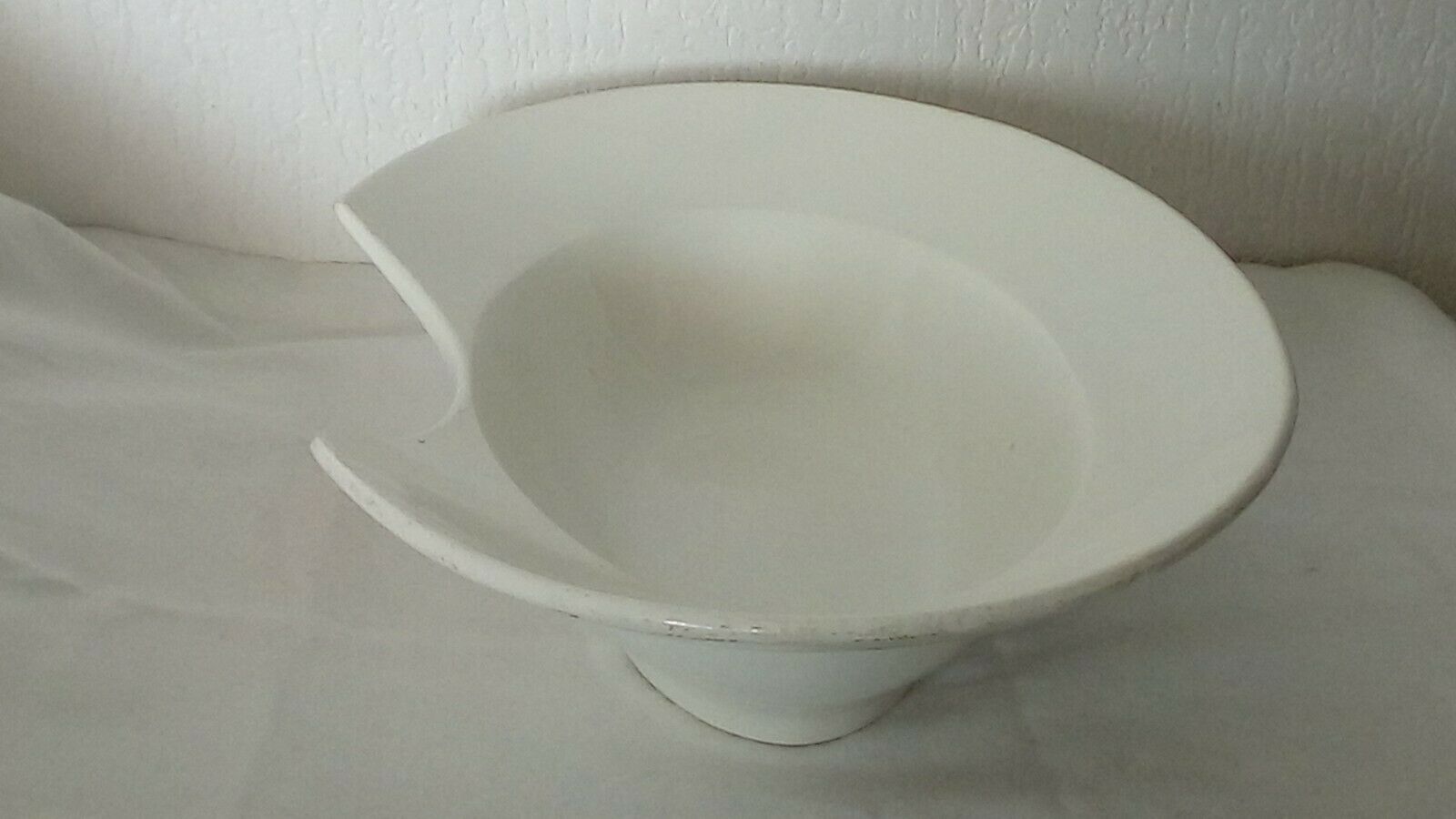 Plat a barbe barbier en faience blanche bordeaux veillard 19 eme