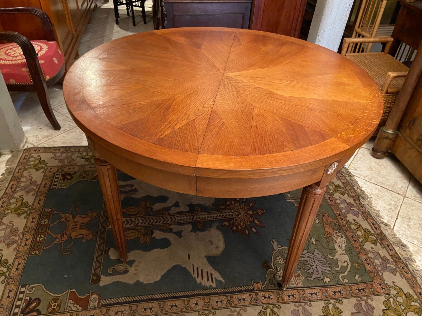 Table ronde style Louis XVI en chêne blond plateau à décor de rosace