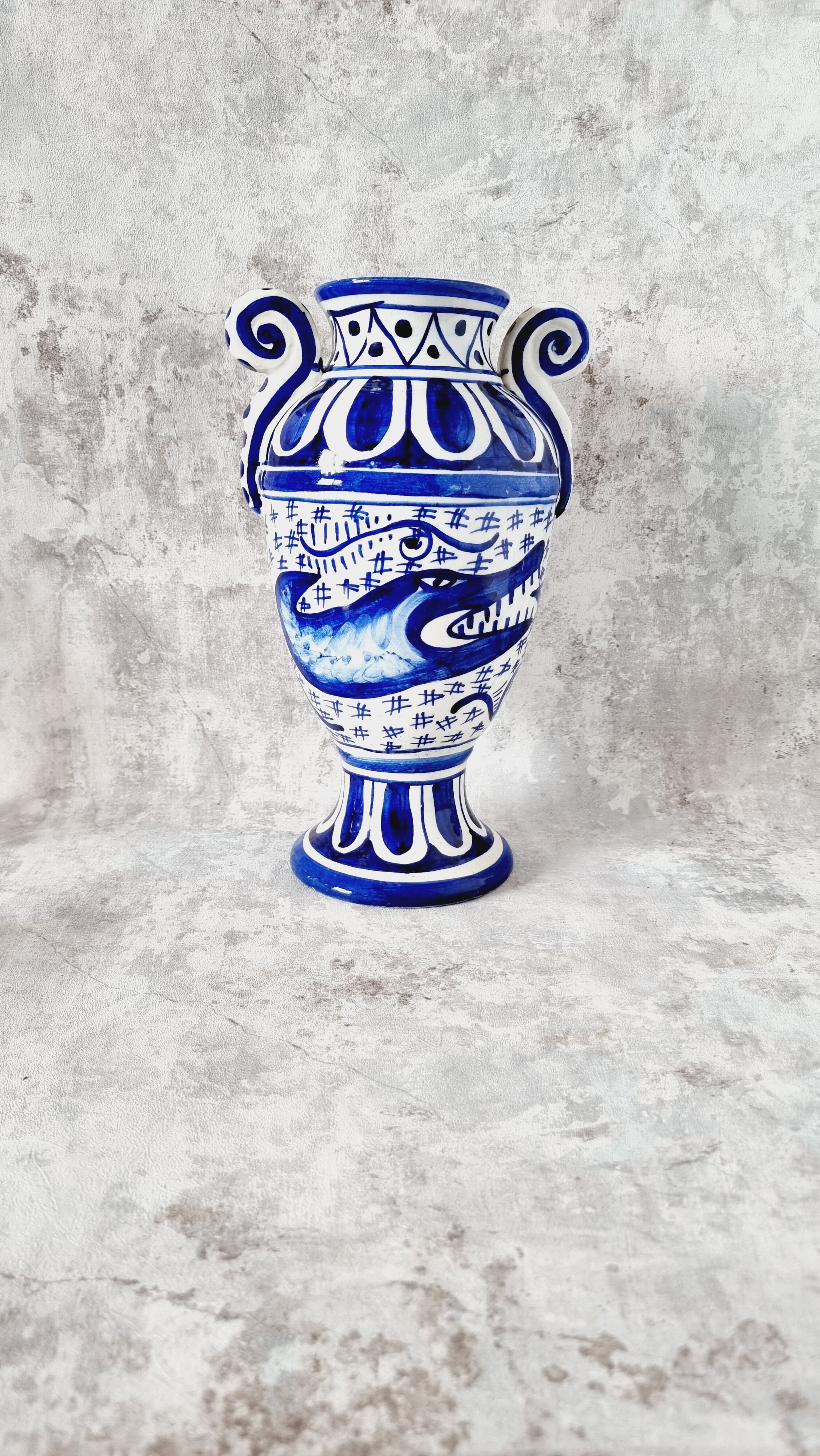 Vase en céramique du Portugal avec poisson mythologique