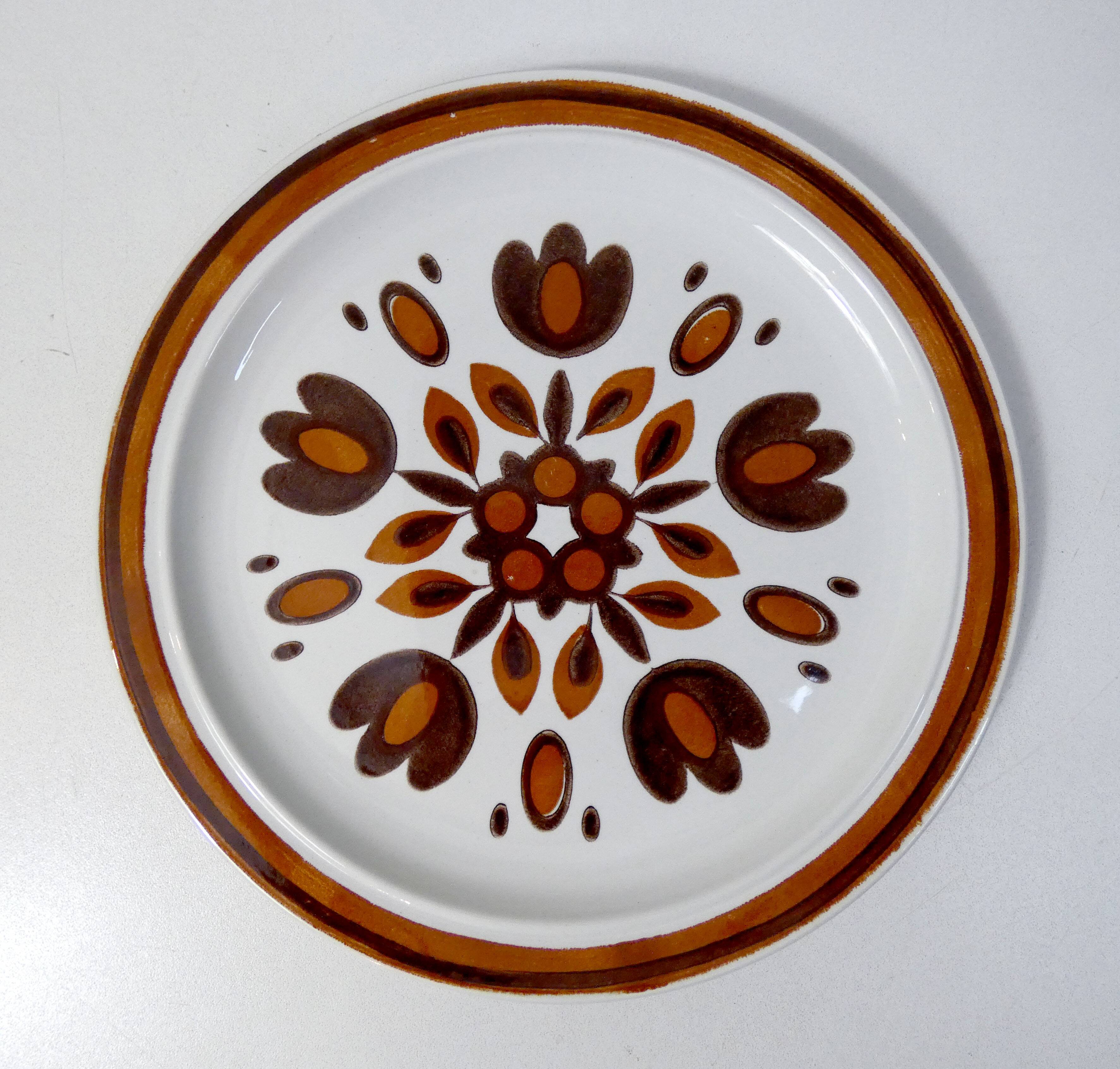 10 flat earthenware plates