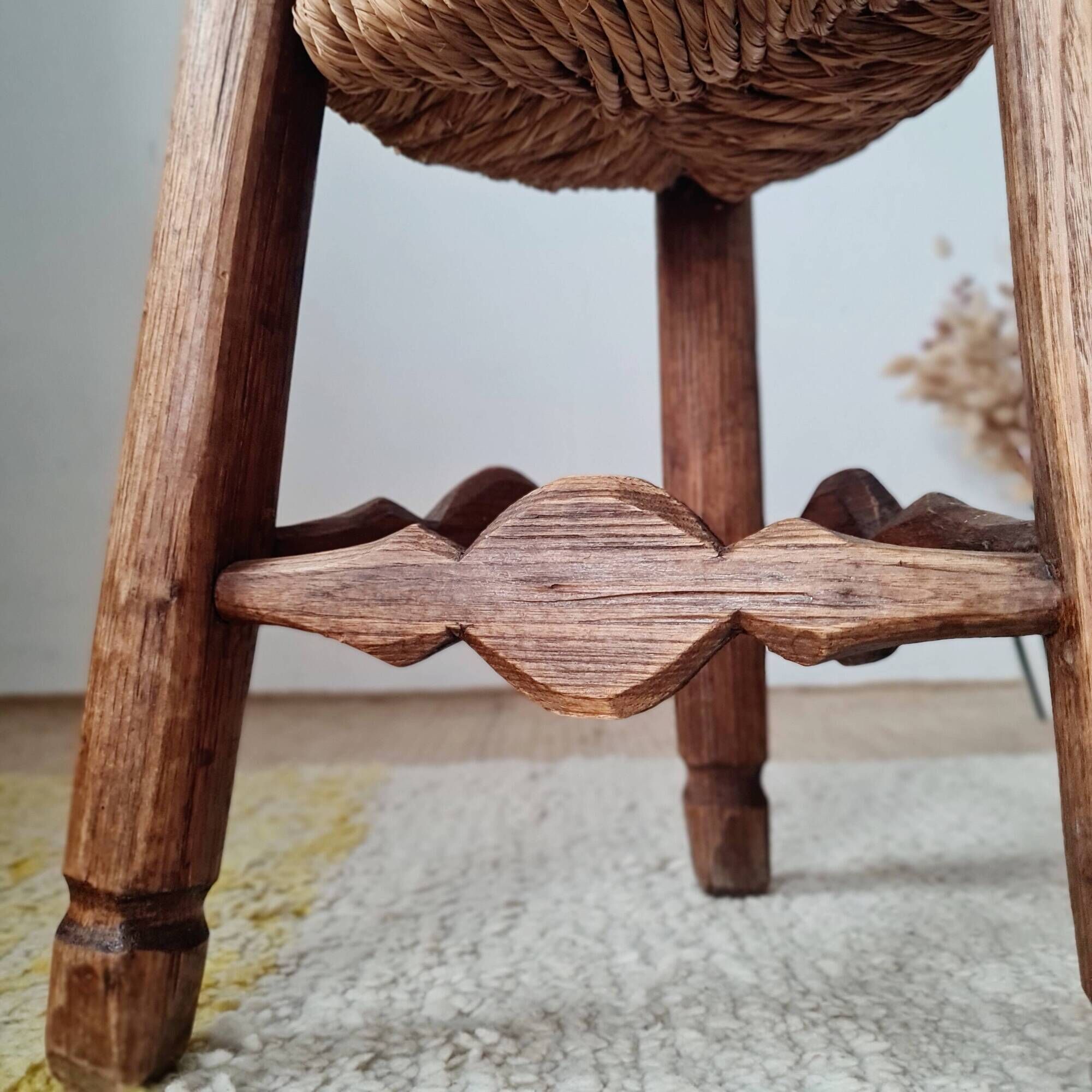 Small stool in wood and straw
