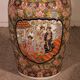 Vase chinois en porcelaine émaillée à décor polychrome sur socle