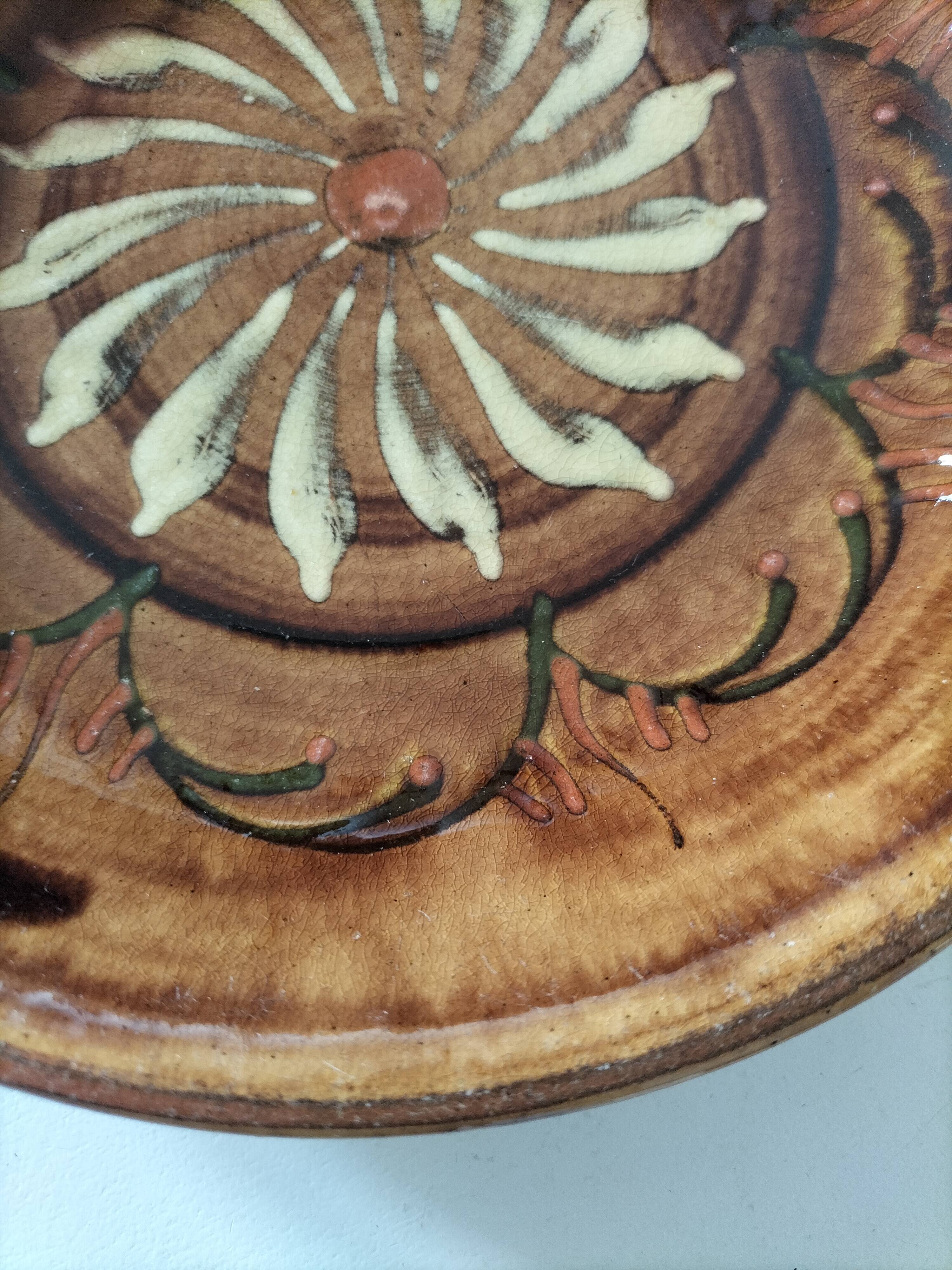 Duo d’assiettes creuses en terre vernissée à décor solaire