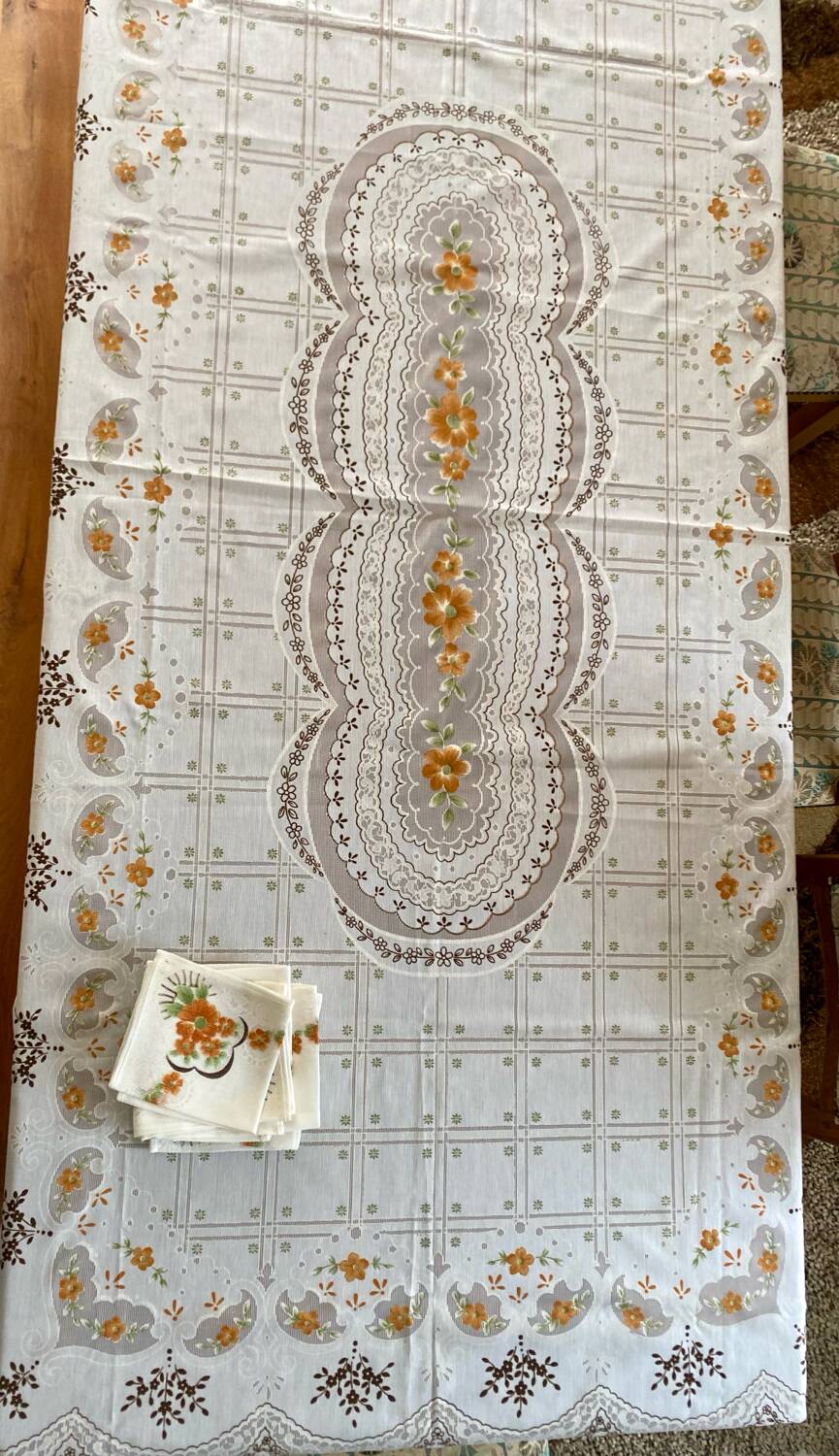 Vintage tablecloth and 6 napkins