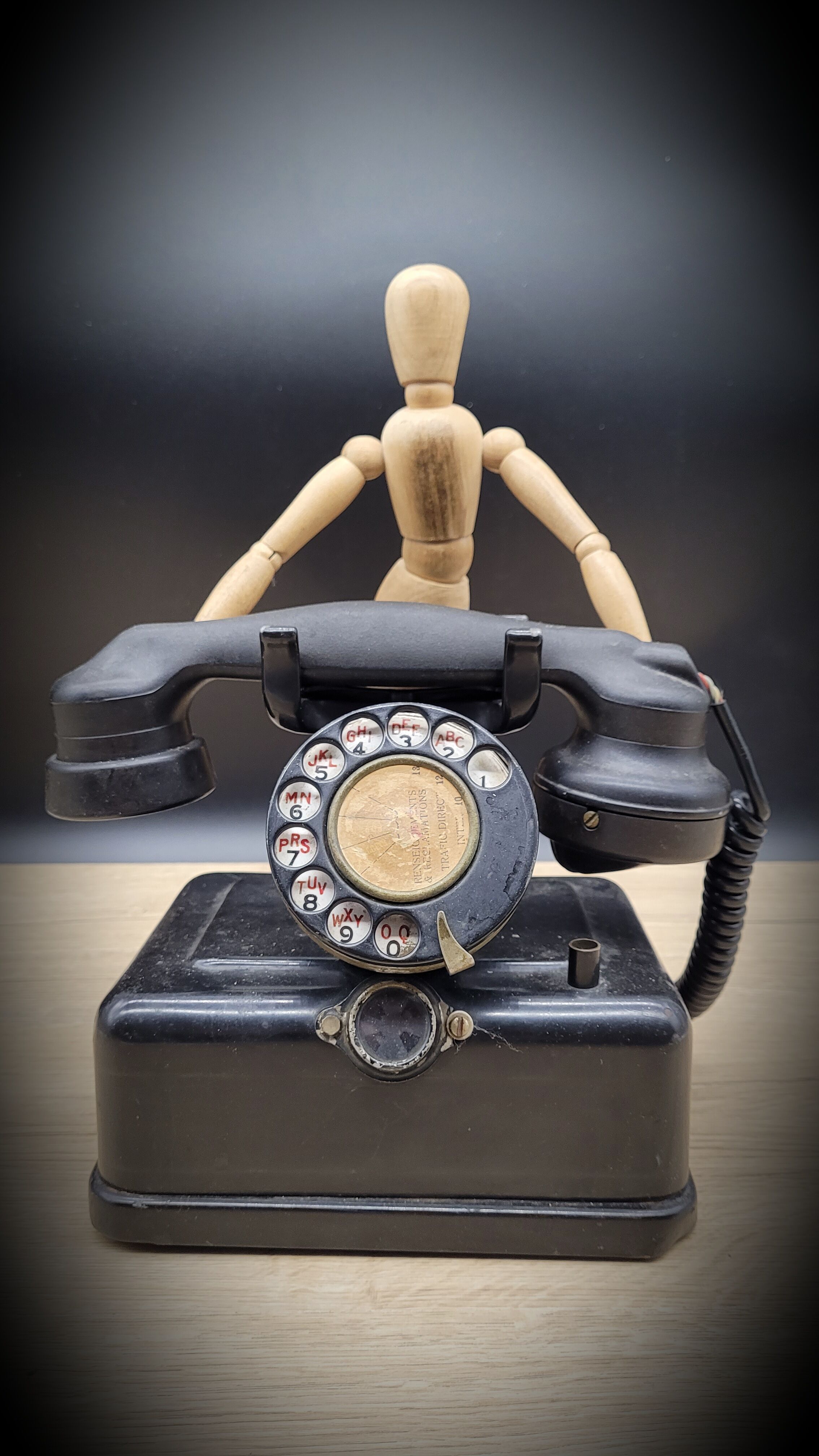 Bakelite phone 13