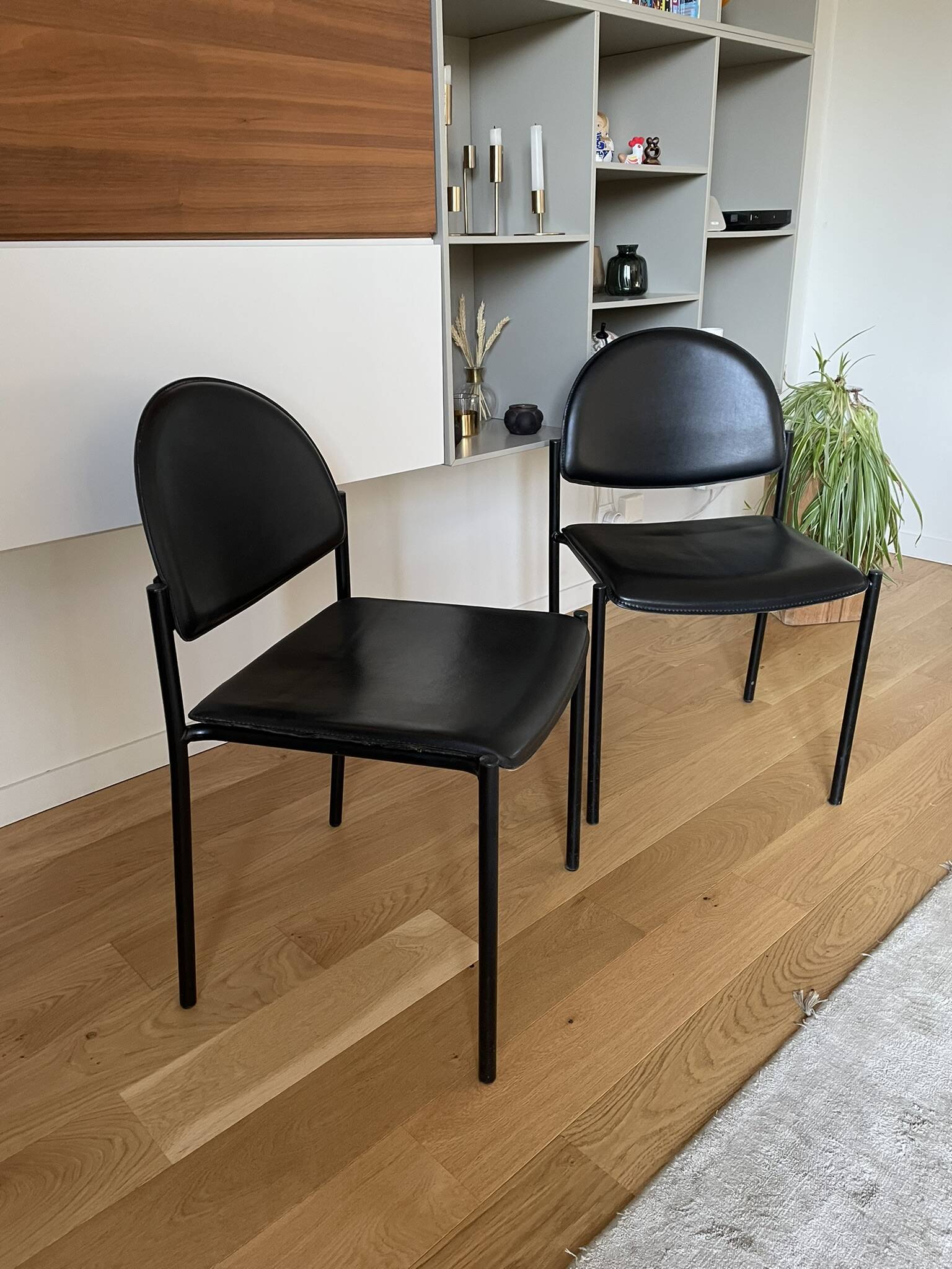 2 chaises en métal et cuir noir dans le goût de Pierre Paulin, Italie