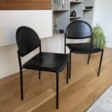2 chaises en métal et cuir noir dans le goût de Pierre Paulin, Italie