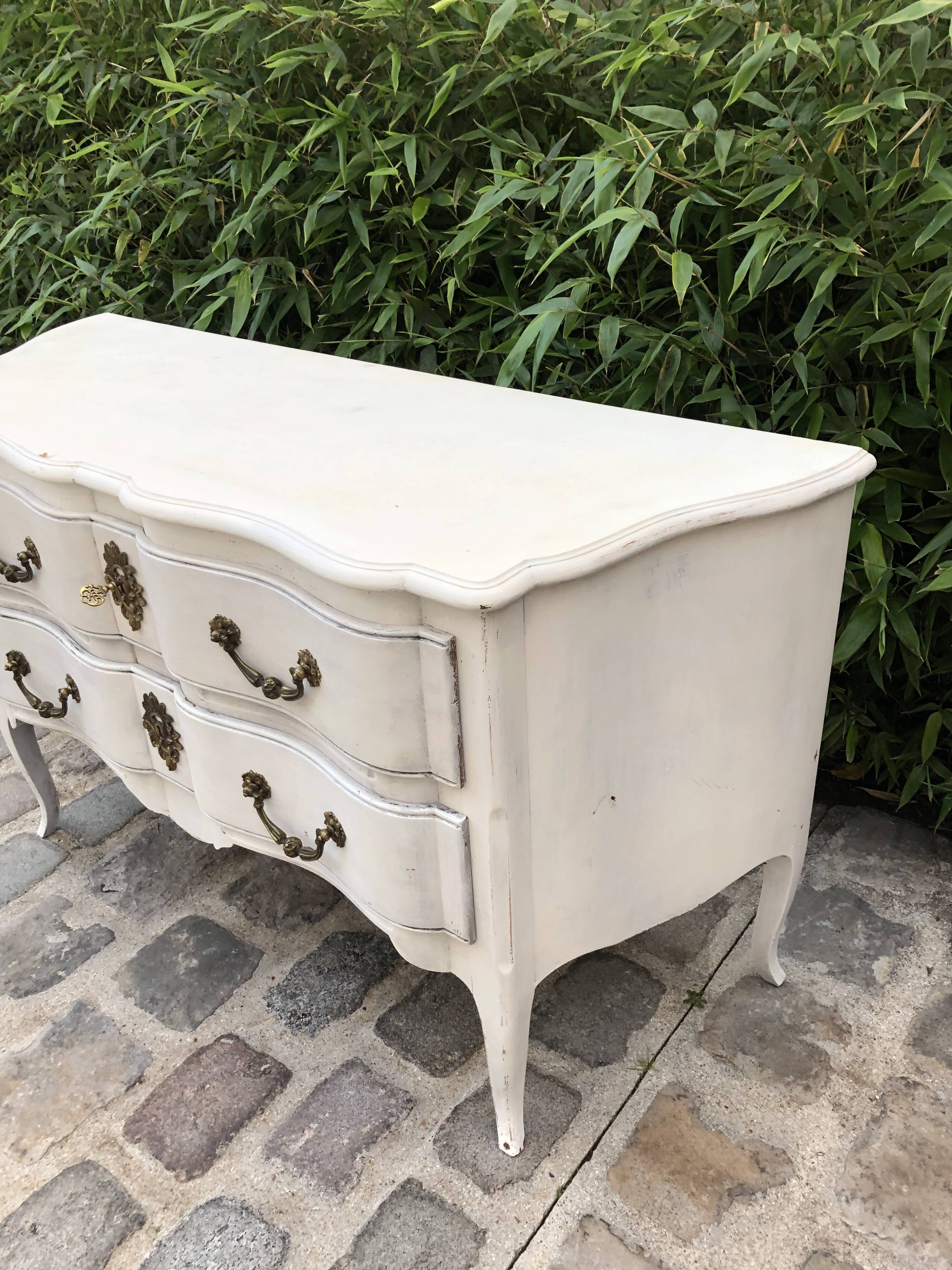 Commode blanche de style Louis XV