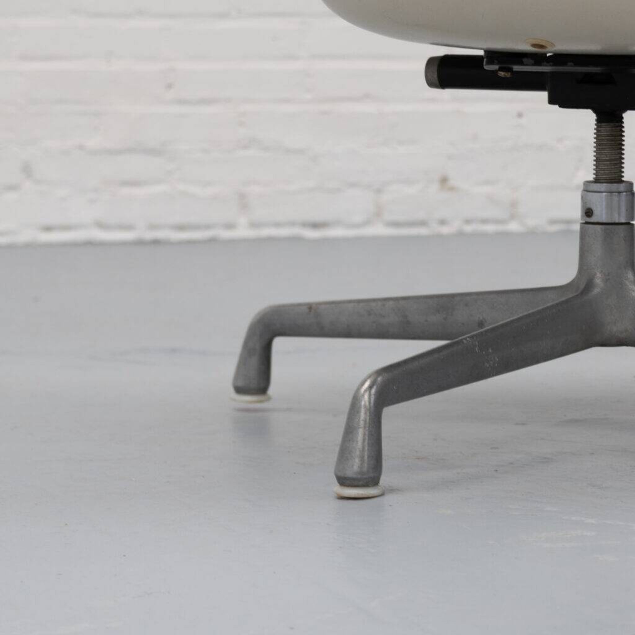 Chaise Eames à coussin libre EC176 Herman Miller années 1970