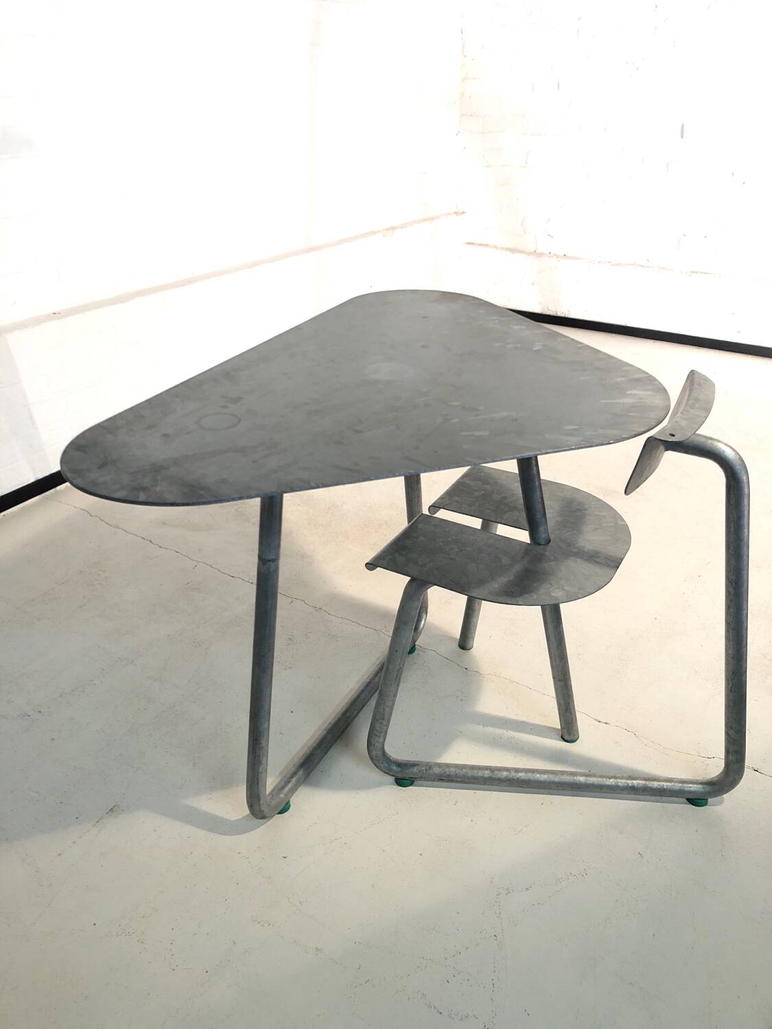 SPT steel table and its designer chair Atelier Serruys 2022