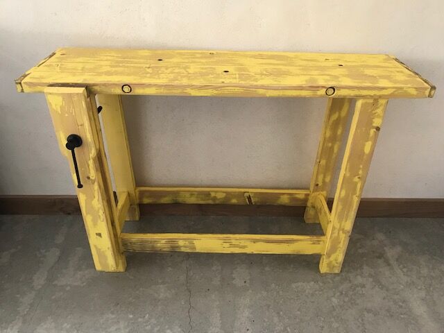 Yellow patinated establishment