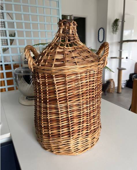 Give me a cylindrical jar with its wicker.
