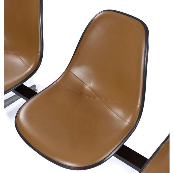 Banc tandem avec chaises à coque en Naugahyde marron de Charles et Ray Eames pour Herman Miller.