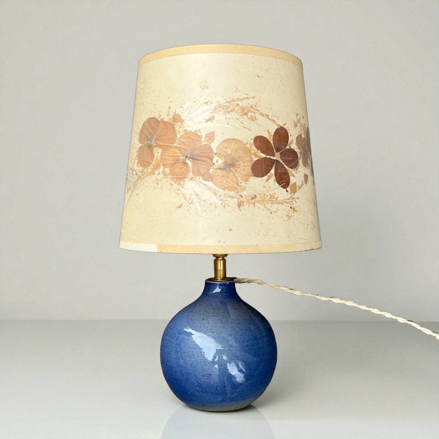 Lampe vintage en grès céramique bleu lavande - abat-jour fleurs séchées