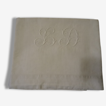 Bau sheet with large hand embroidered Monogram