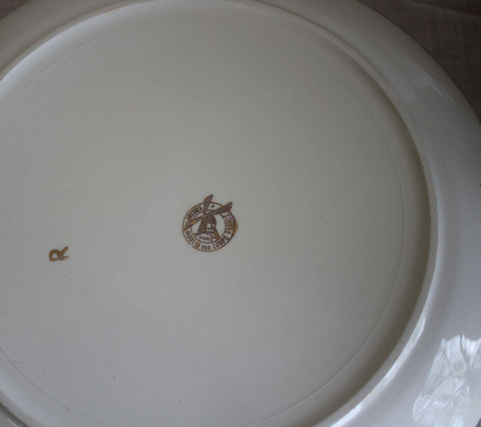 Plate with red roses Moulin des Loups