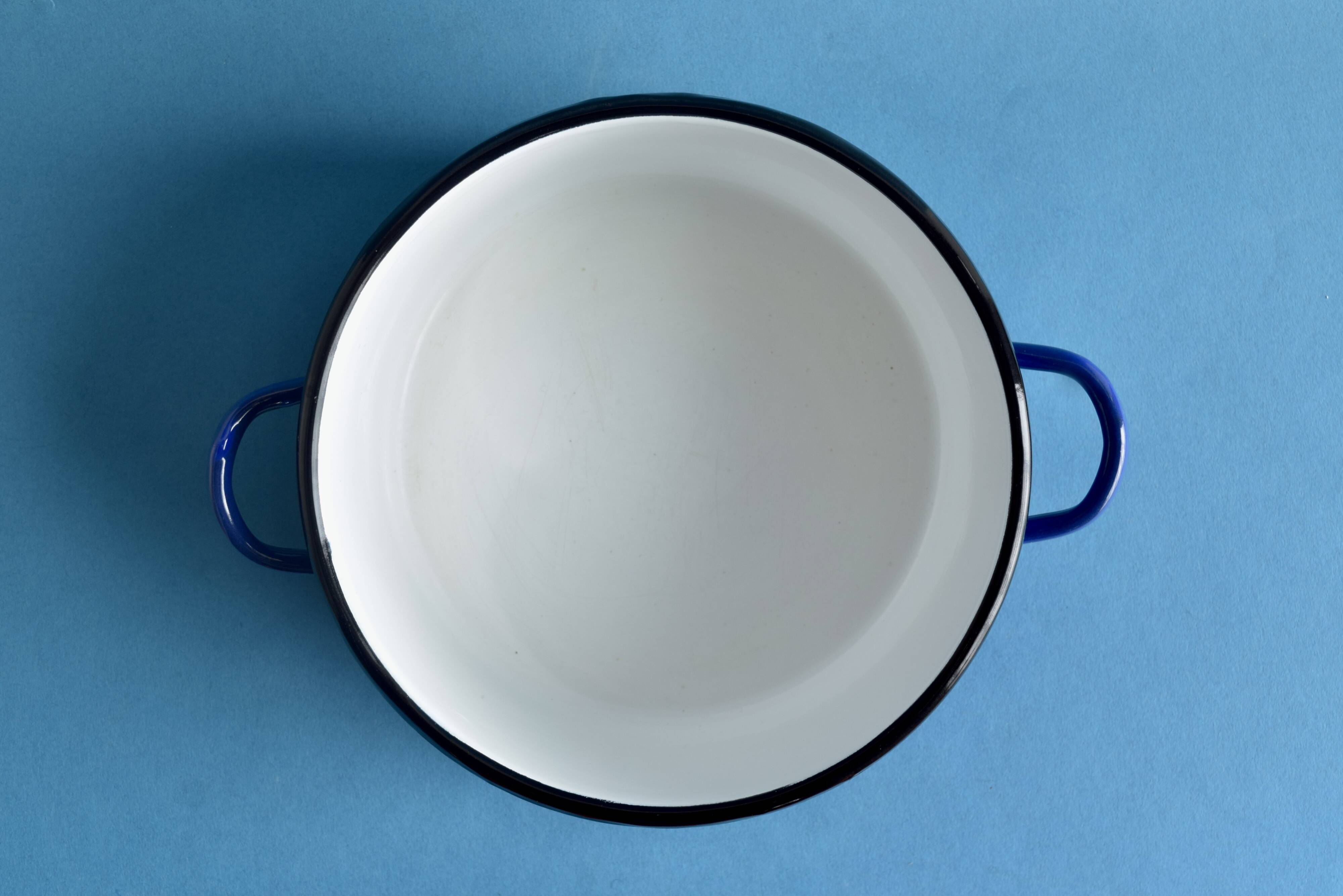 Paire de petites casseroles vintage en tôle émaillée bleues