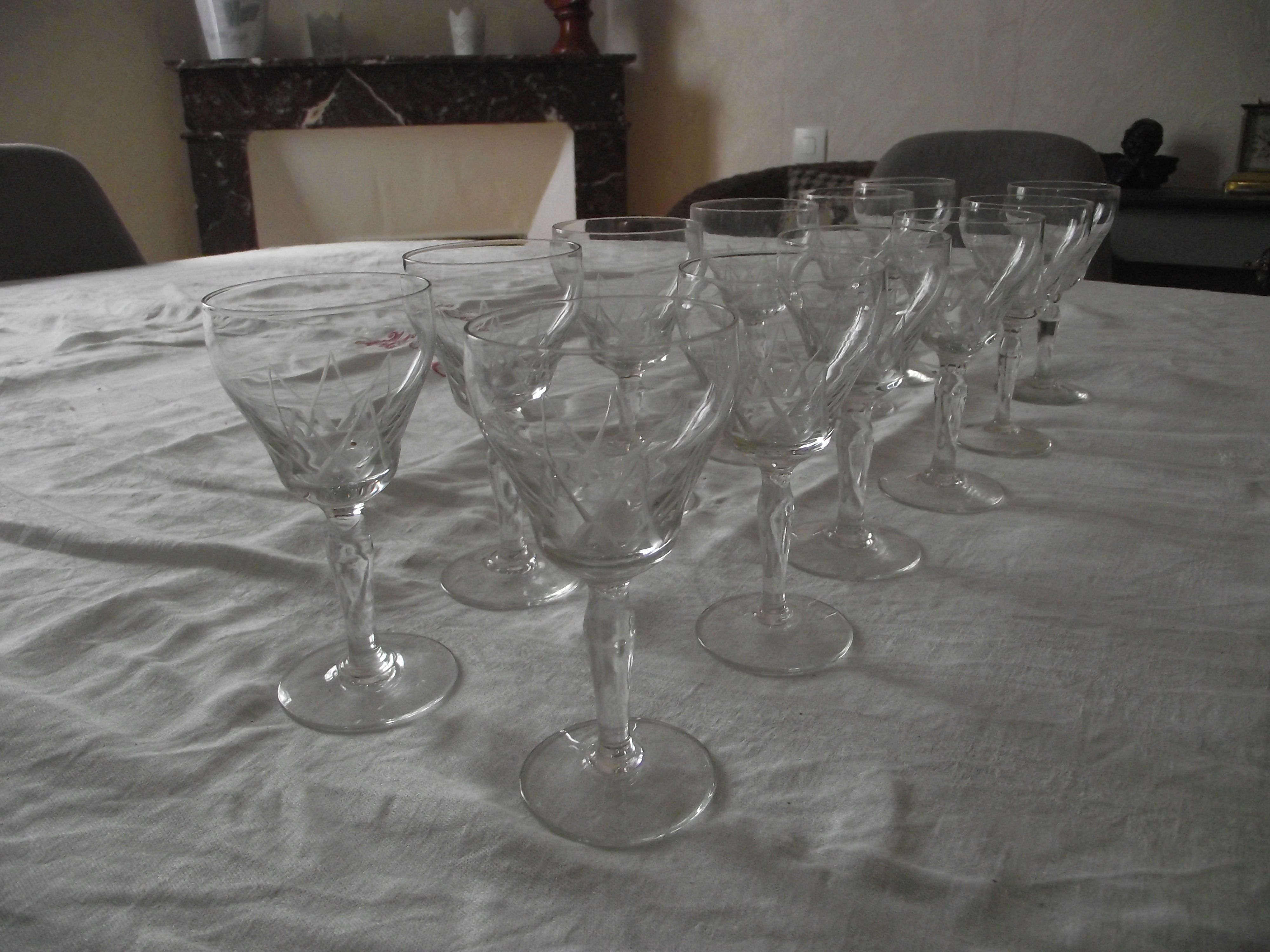 12 glasses Crystal cut sweet wine says glasses to "Monbazillac"