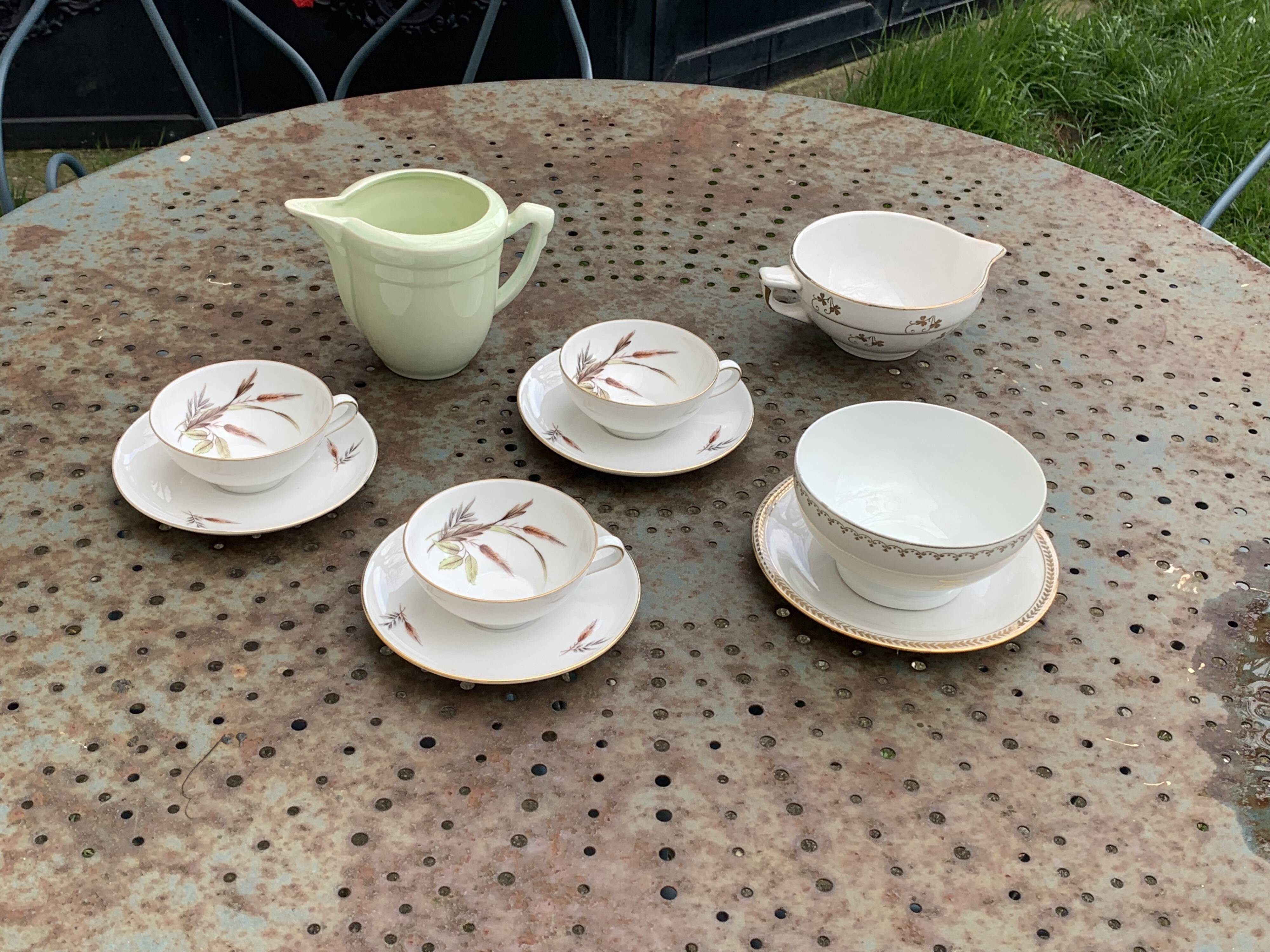 Coffee service, composed of 10 pieces, 3 cups and 3 saucers, a bowl, a saucer, vintage