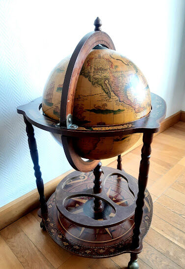 Vintage world map bar