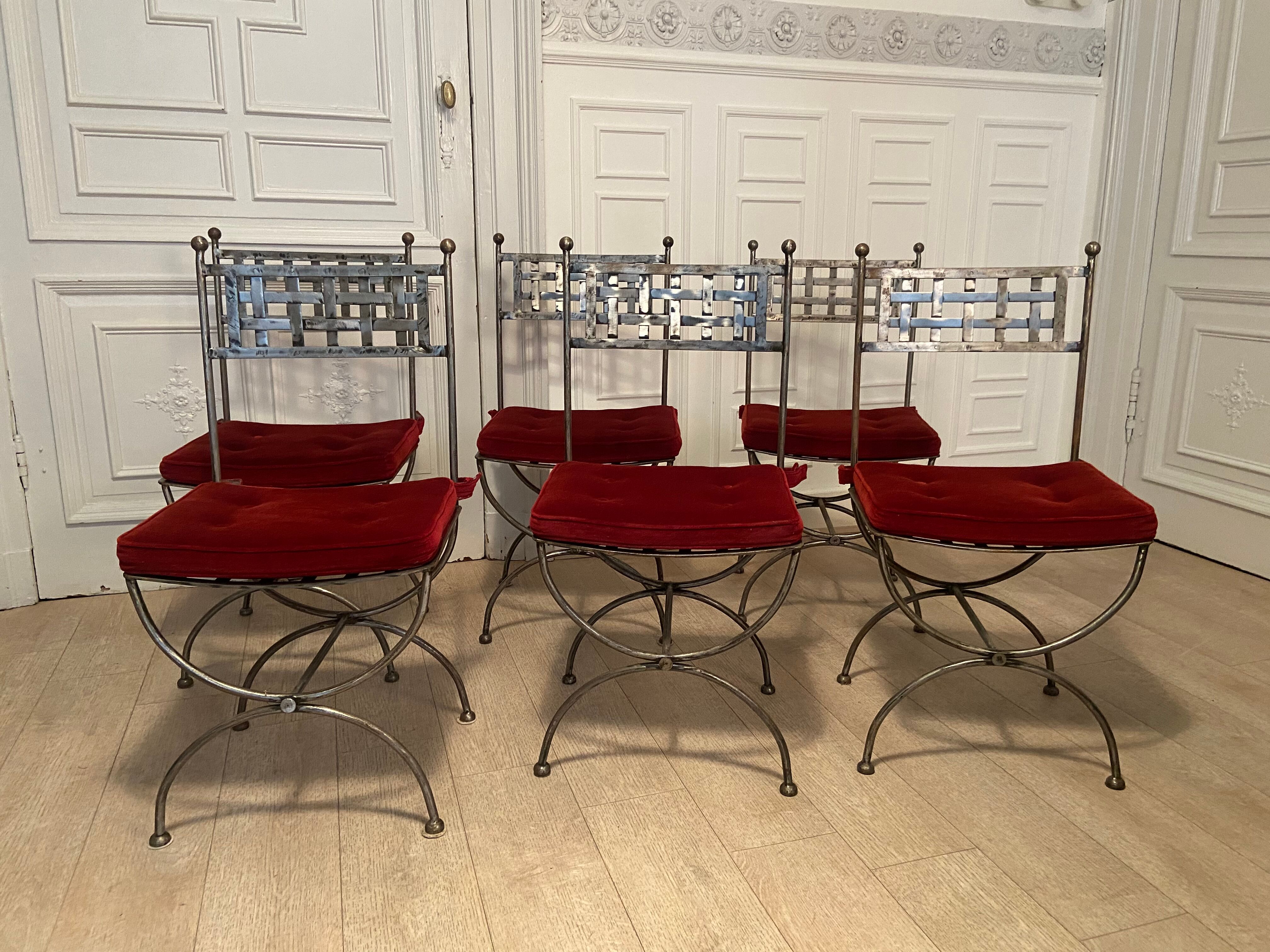 6 chaises curule en fer forgé avec assise en velours rouge