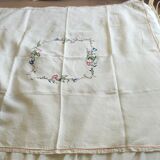 Nappe ancienne en lin brodée de fleurs
