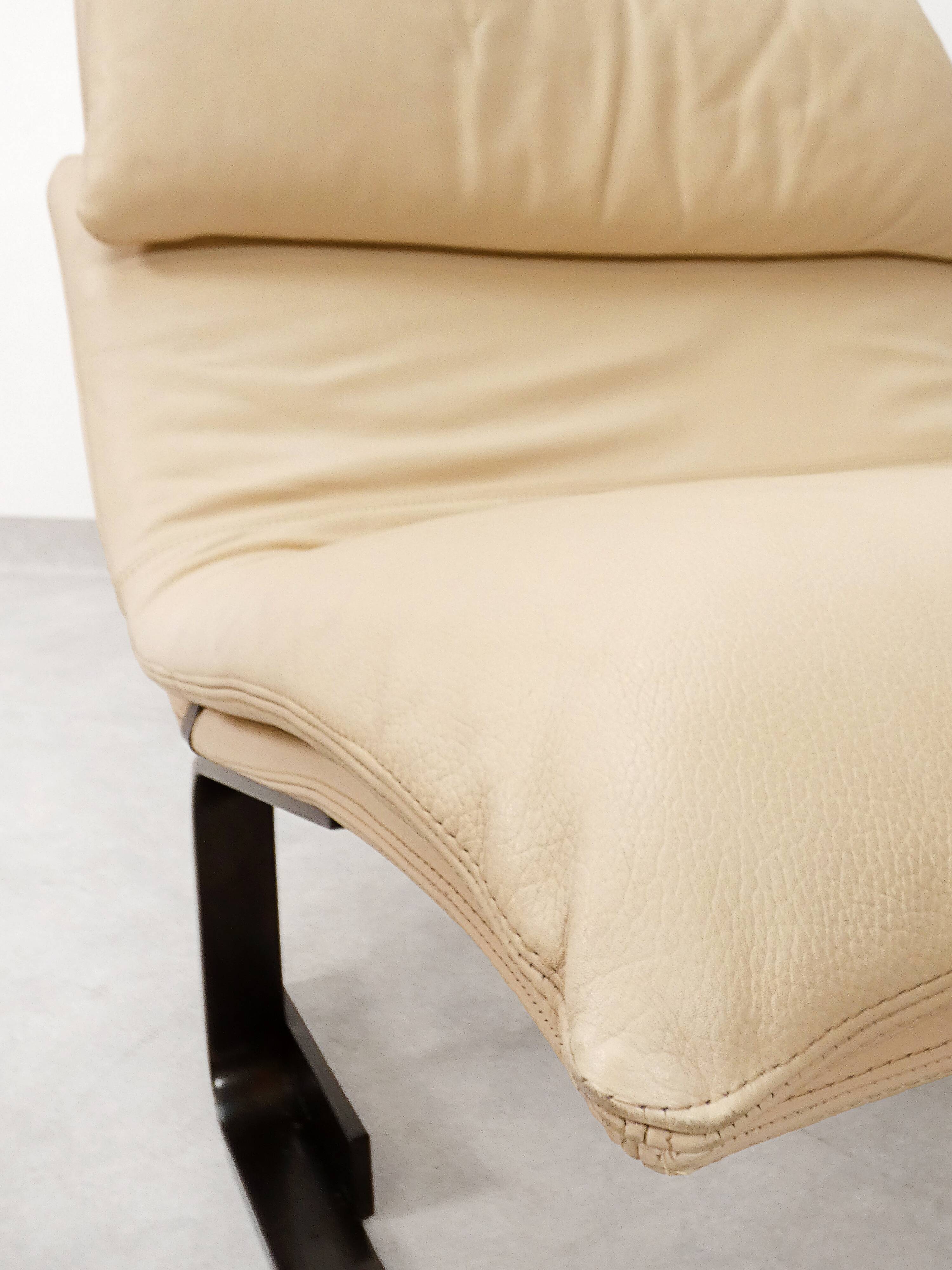 Saporiti Onda armchair in cream-colored leather
