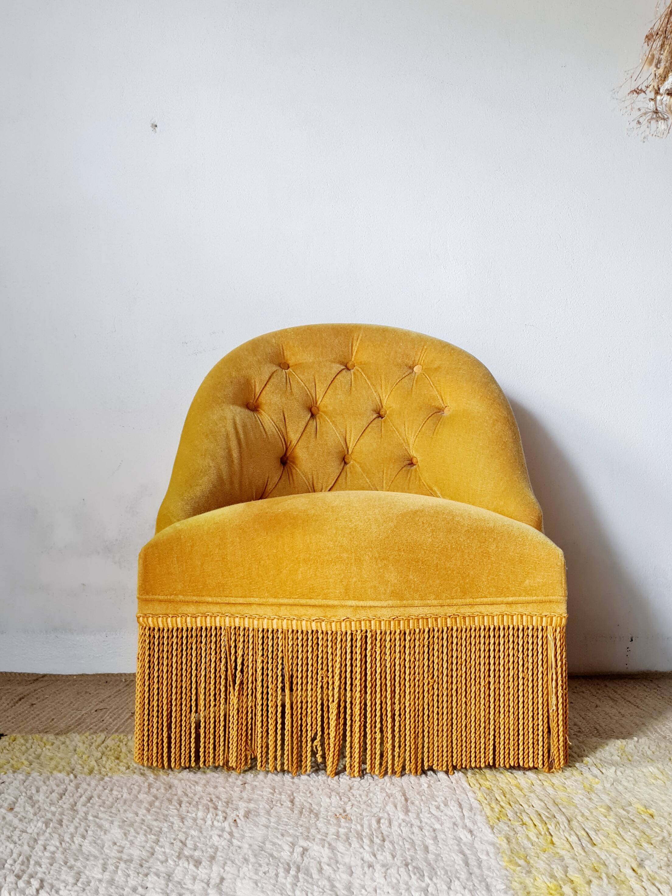 Fauteuil crapaud velours capitonné jaune