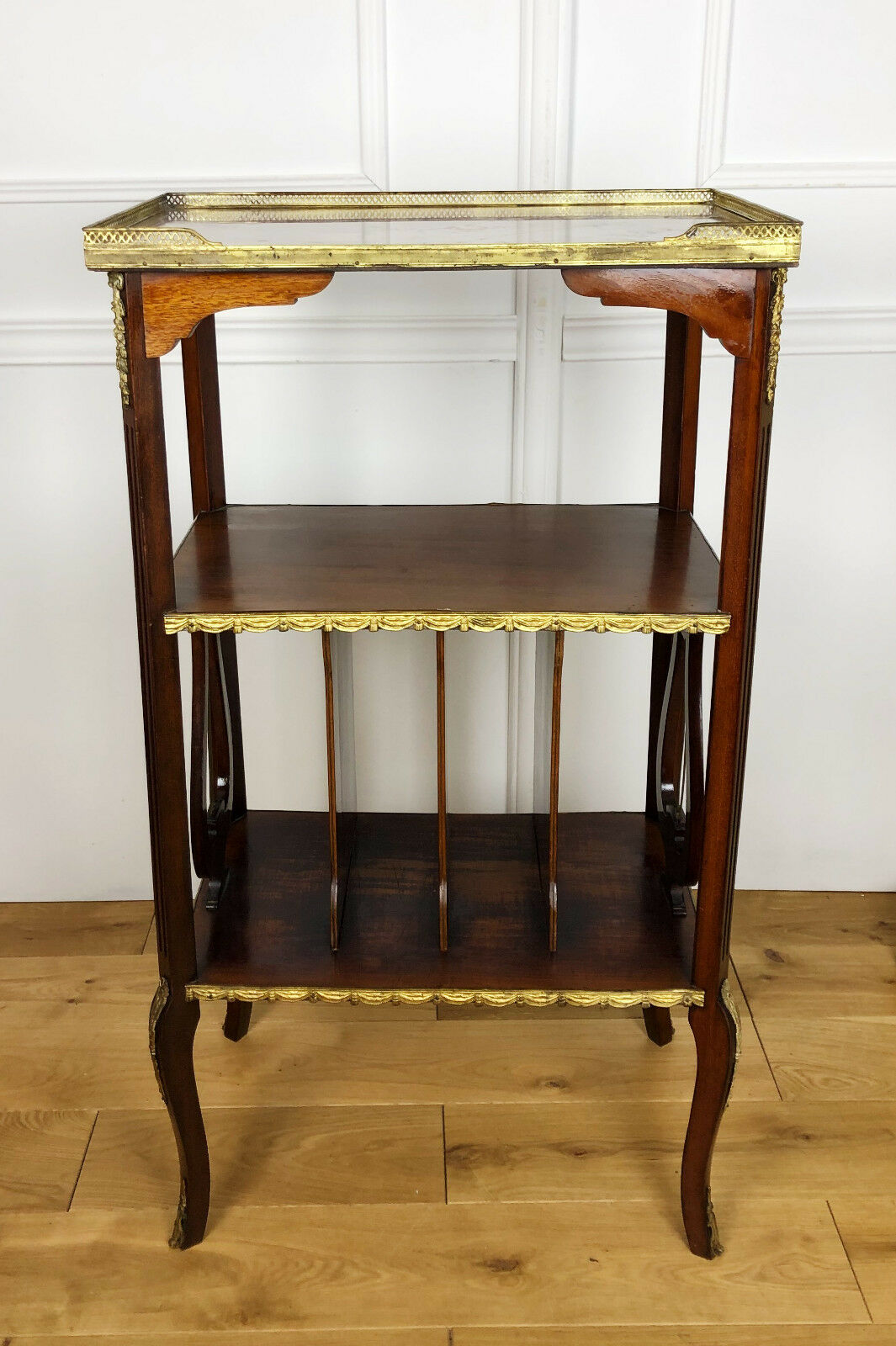 Furniture to old music of style Louis XVI