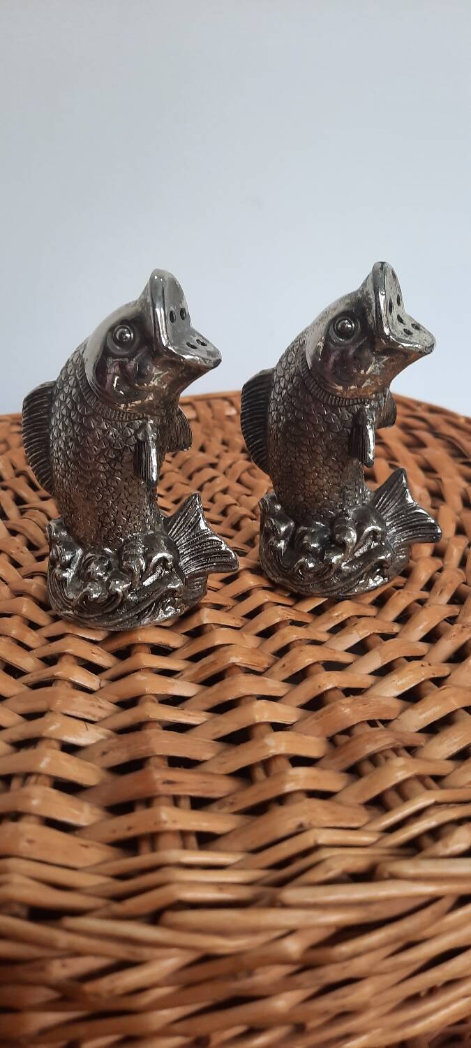 Fish salt and pepper shakers