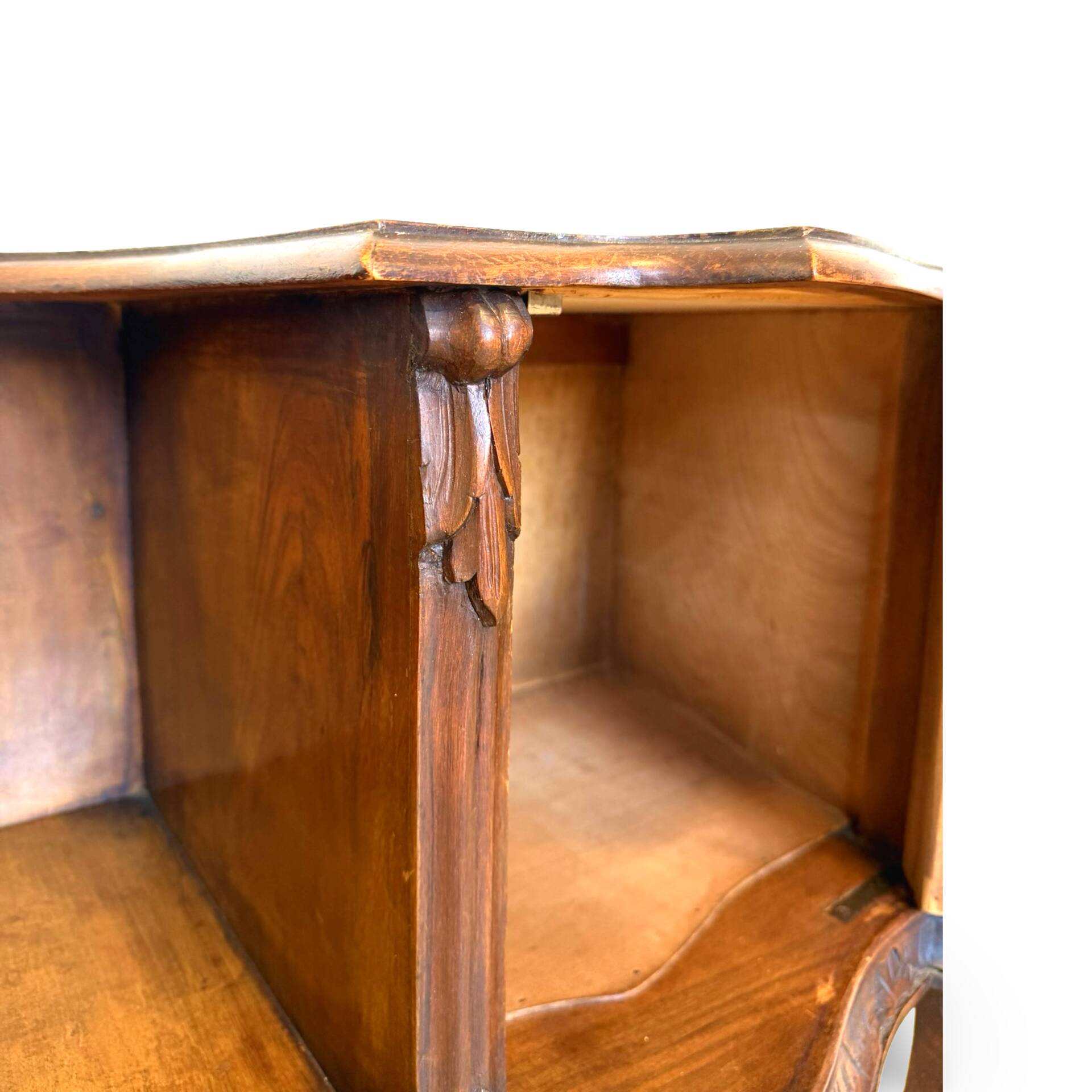 Italian console/petinus from the 1930s.
