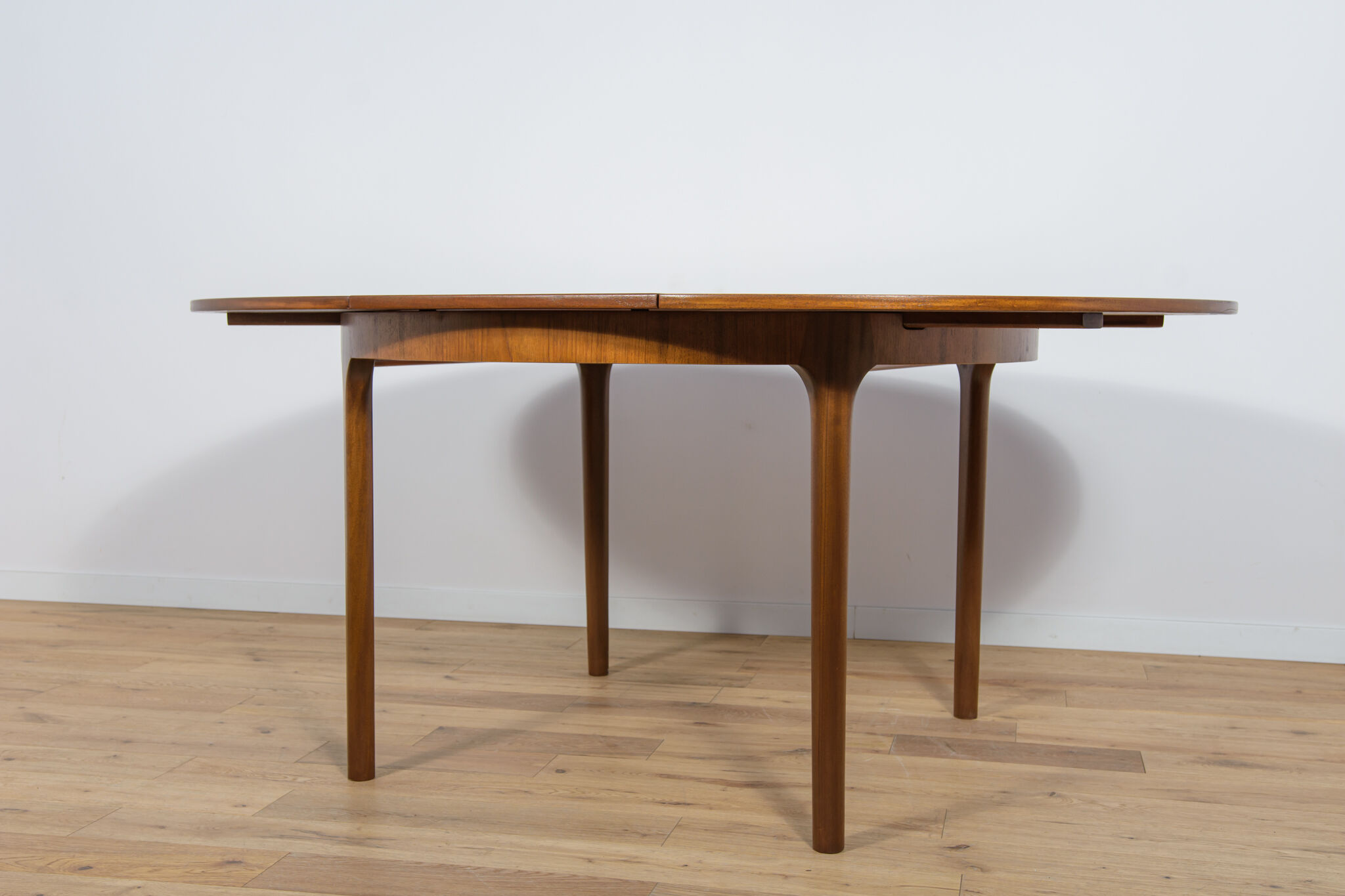 Mid Century Round Extendable Dining Table from McIntosh, 1960s
