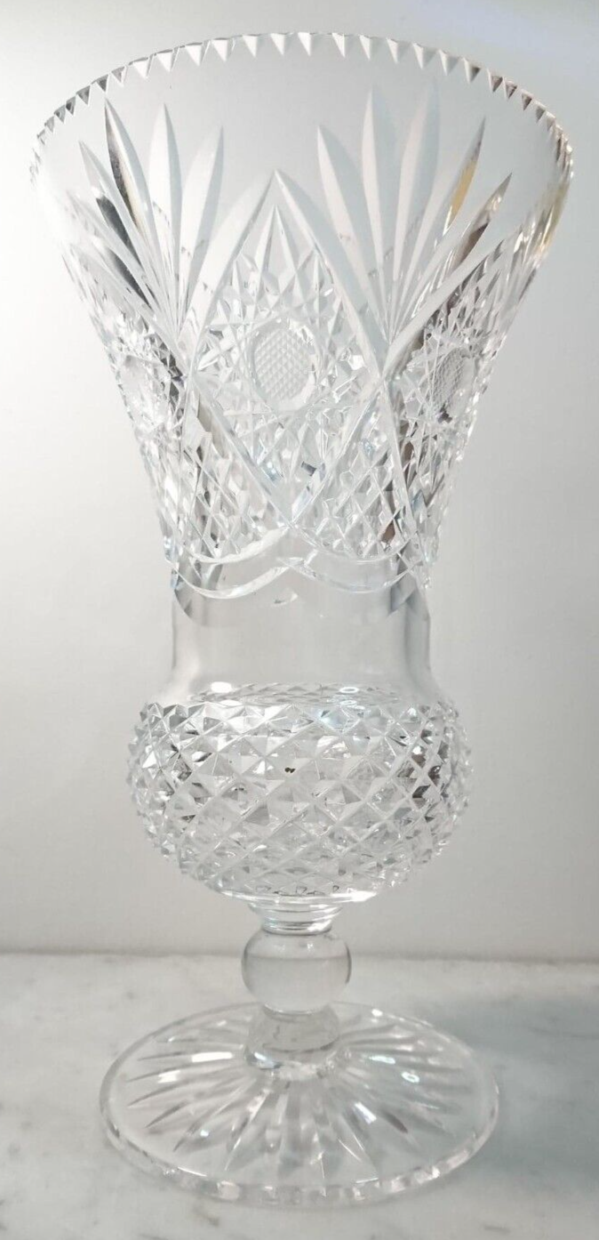 Vase en cristal taillé main sur piédouche