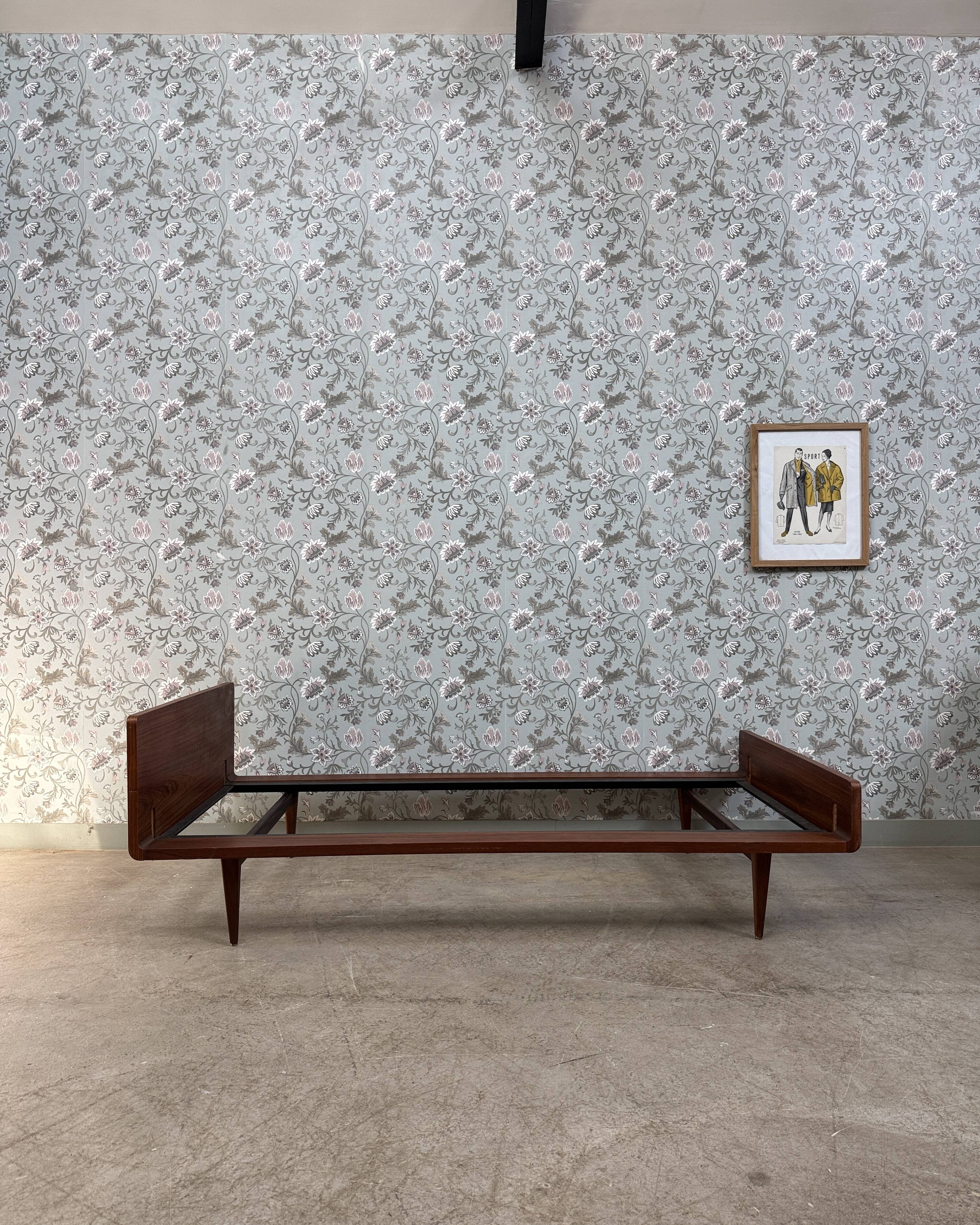 Lir Scandinavian daybed in teak