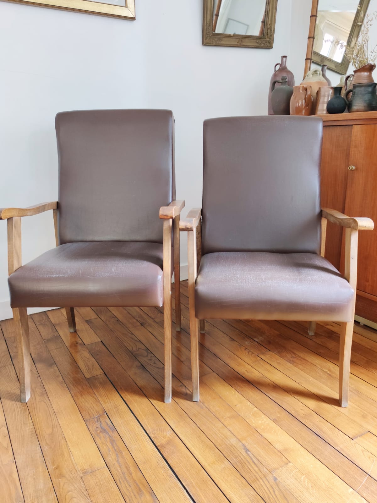 Paire de fauteuils moleskine marron
